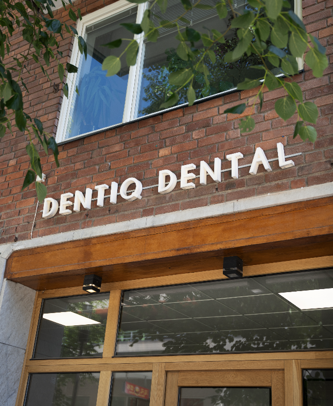 Klinikens entré med Dentiq Dental-skylten