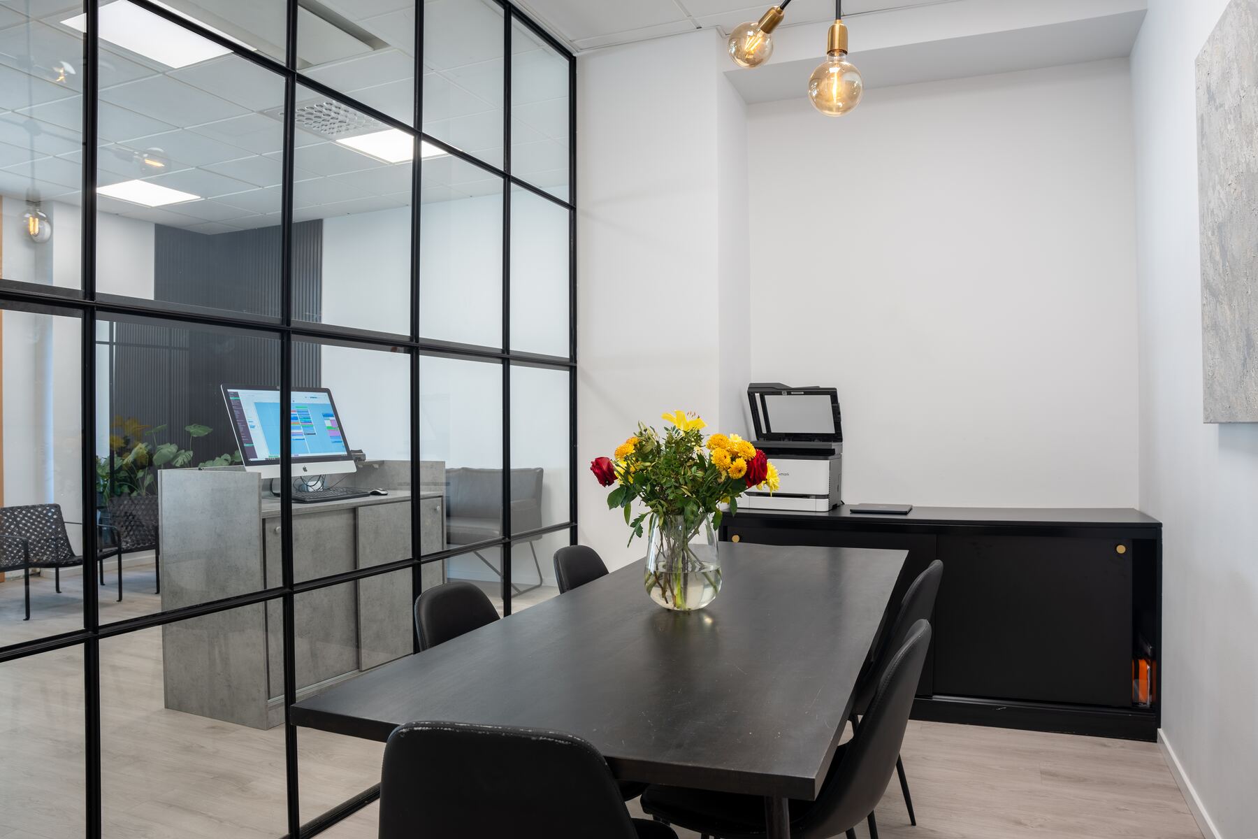 Receptionen på kliniken med grön växtvägg