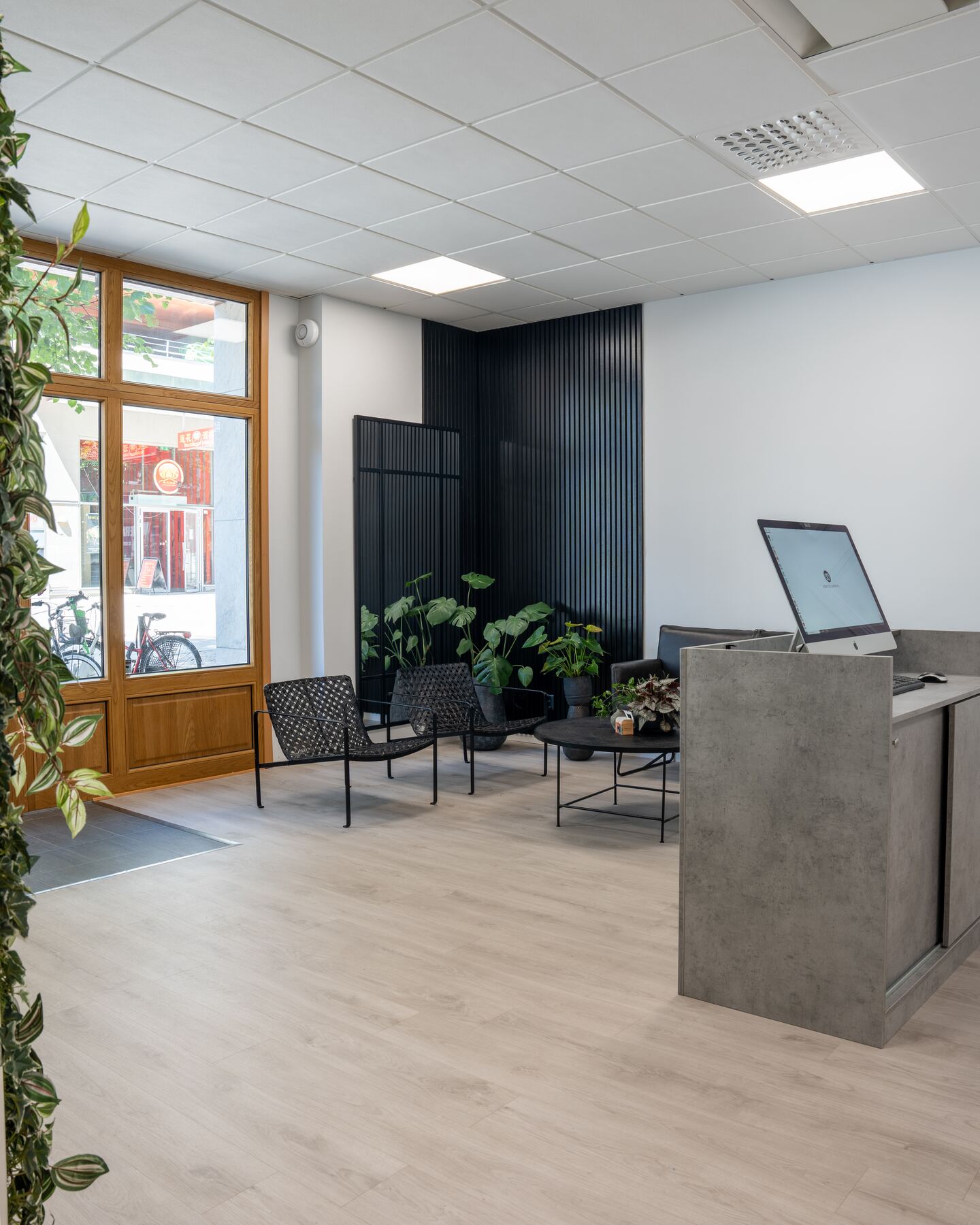 Väntrum med naturligt ljus och växter